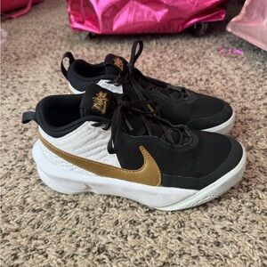 Nike Team Hustle D10 'Black
Metallic Gold youth 4